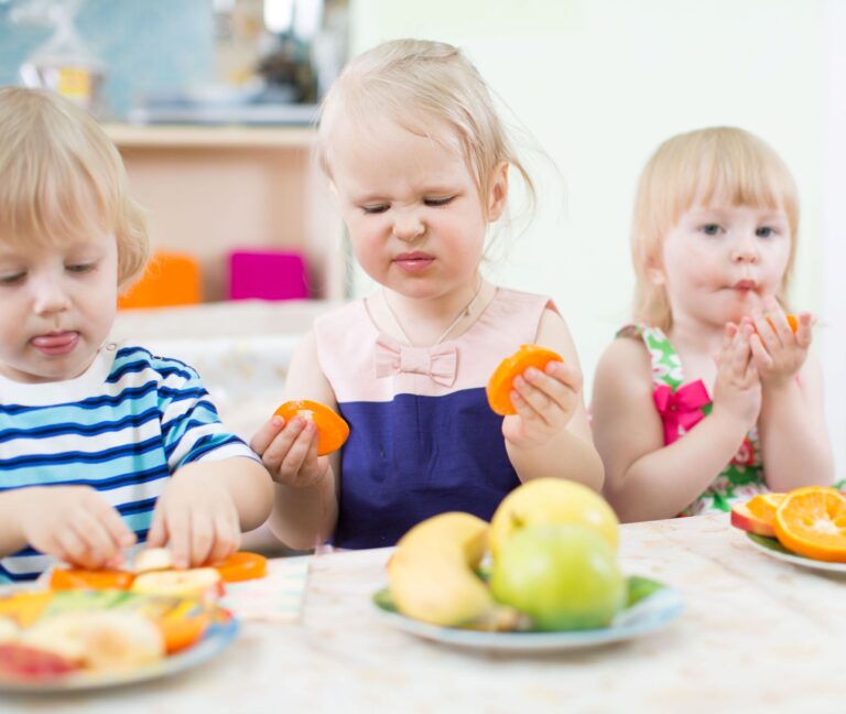 lapsed söövad puuvilja